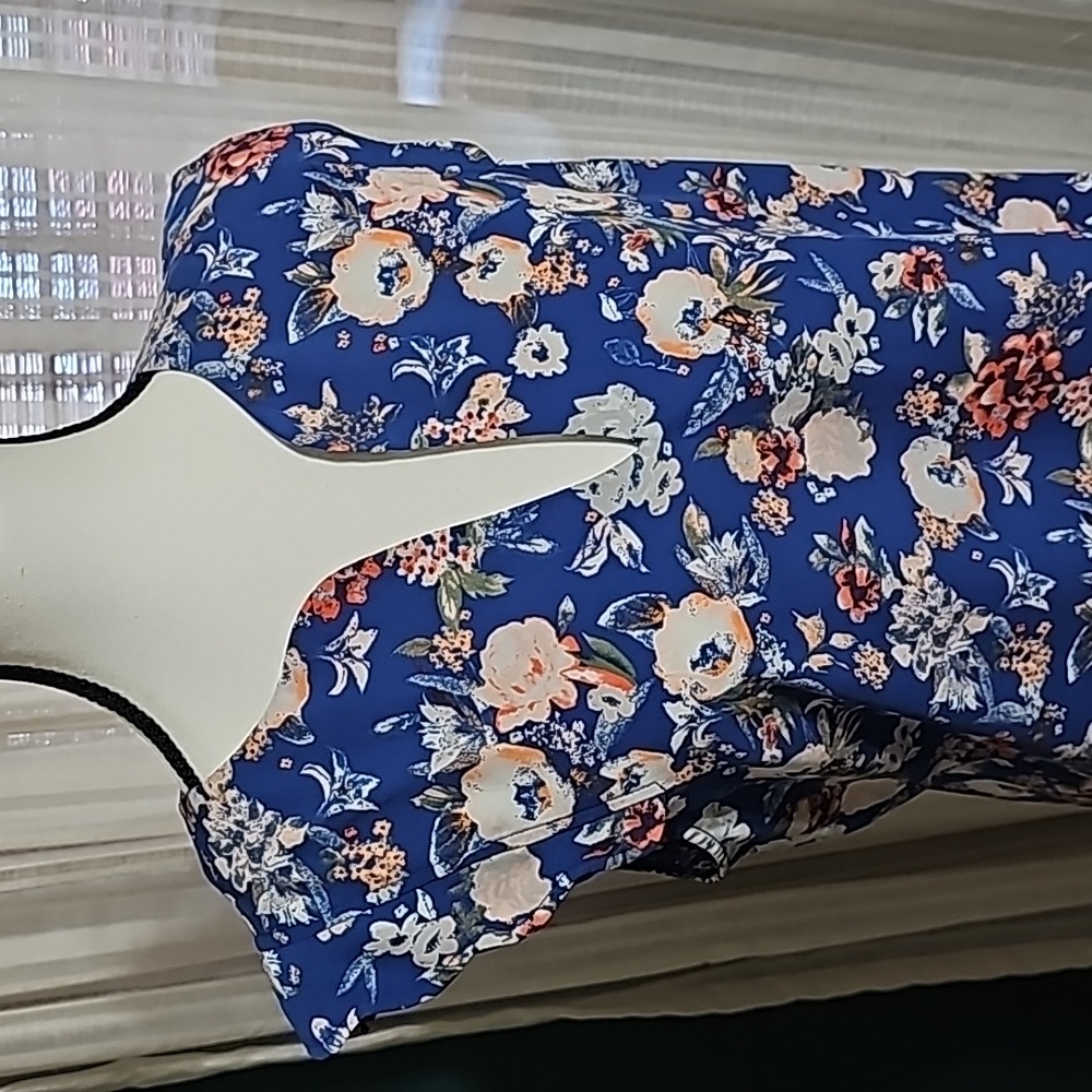 3 for $30 41 Hawthorn blue floral blouse